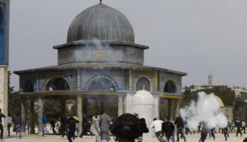 مواجهات بين فلسطينيين والشرطة الإسرائيلية في المسجد الأقصى