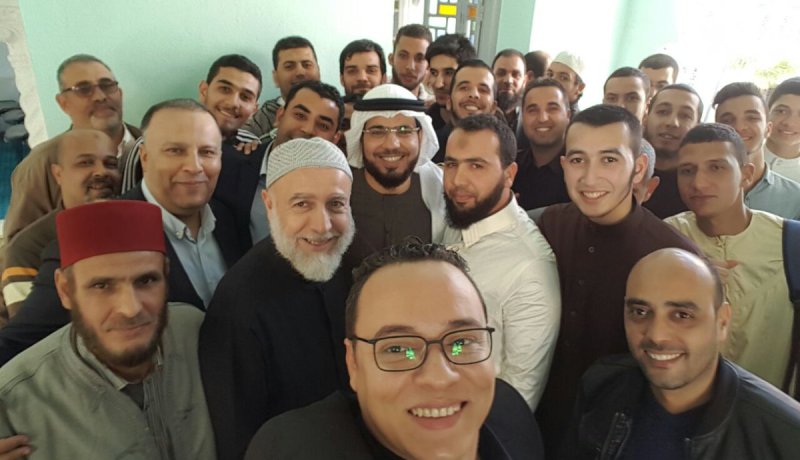 بالصور الشيخ وسيم يوسف في مدينة الورود