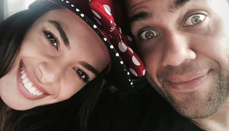 بالصور والفيديو … “داني ألفيس” يلهب قلعة “ديزني لاند” رفقة زوجته !!