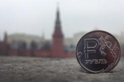 الروبل الروسي يتراجع مع هبوط النفط