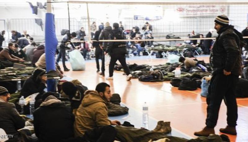 إيطاليا تنتشل 700 مهاجر من قوارب
