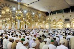 نصف مليون بالمسجد النبوي تحريا لليلة القدر