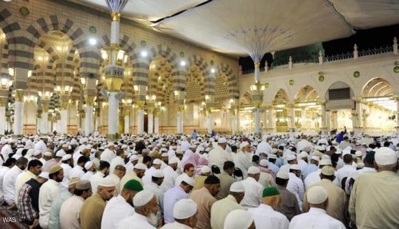 نصف مليون بالمسجد النبوي تحريا لليلة القدر