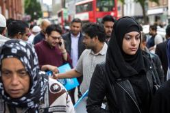 بريطاني يدافع عن فتاة مسلمة تعرضت لهجوم عنصري