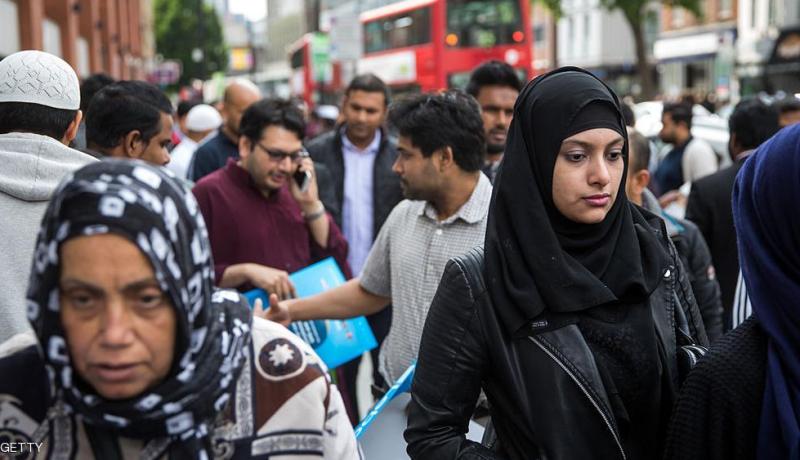 بريطاني يدافع عن فتاة مسلمة تعرضت لهجوم عنصري