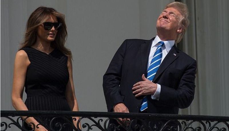 بالصور : ترامب تابع كسوف أمريكا رفقة زوجته دون نظارات !!