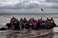 غرق امرأة وفقدان آخرين بقارب مهاجرين في ايطاليا