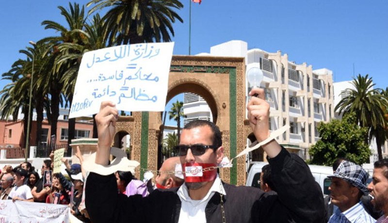 بائع متجول مغربي يضرم النار في نفسه