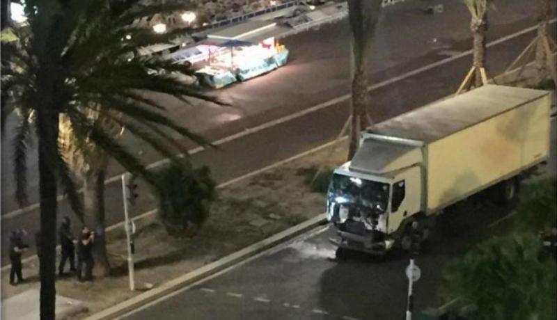 شاهد .. لحظة تقدم الشاحنة نحو الحشد بنيس ودهسها عددا كبيرا من الضحايا