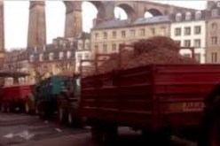 مزارعون يتركون جراراتهم المحملة بالبصل في شوارع مدينة مورليه الفرنسية