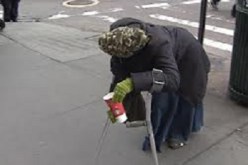 بالفيديو ..معاقة تتسول نهارا و معافة ليلا