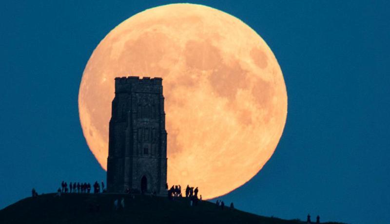 ترقبوا ظهور القمر العملاق في هذا الموعد