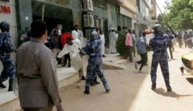الشرطة السودانية تفرق بالقوة تظاهرة طلابية في الخرطوم