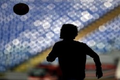 بالفيديو مشجع يتألق ويمسك كرة مذهلة بالمدرجات