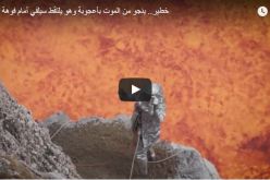 بالفيديو .. عالم ينجو من الموت بأعجوبة وهو يلتقط سيلفي على فوهة بركان