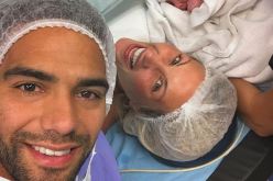 بالصور … فالكاو أبا للمرة الثالثة ويحتفل من غرفة الولادة