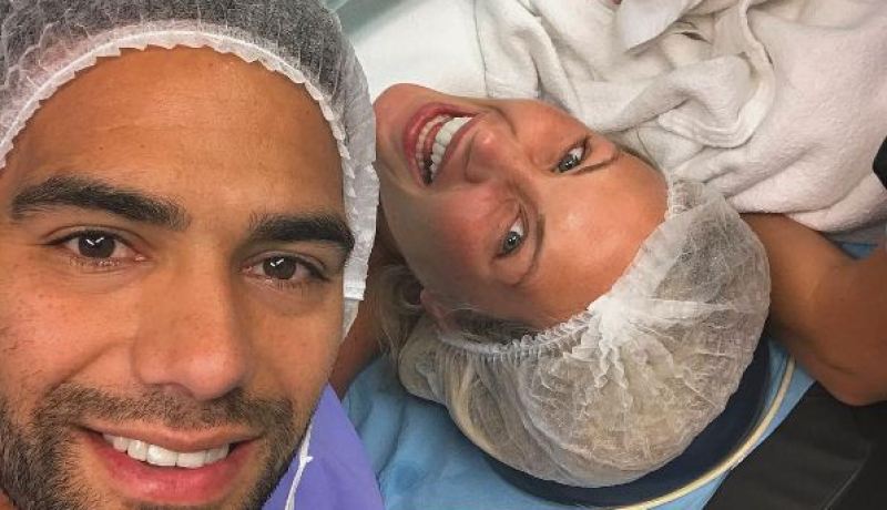 بالصور … فالكاو أبا للمرة الثالثة ويحتفل من غرفة الولادة