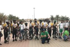 حجاج بريطانيون يصلون المدينة على دراجات هوائية