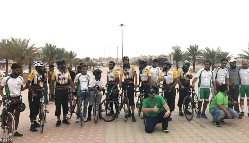 حجاج بريطانيون يصلون المدينة على دراجات هوائية