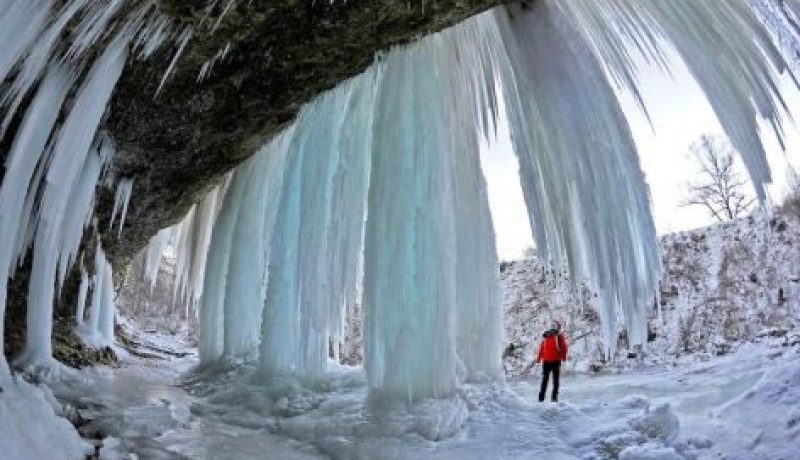 بالصّور.. شلال يتحوّل إلى لوحة جليدية ساحرة