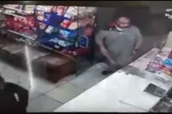 شاهد.. لصان يعتديان على صاحب محل