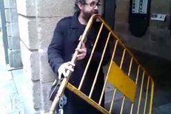 بالصور والفيديو.. فنان يُحوّل كل شيء إلى مزامير ‎