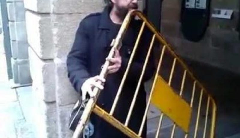 بالصور والفيديو.. فنان يُحوّل كل شيء إلى مزامير ‎