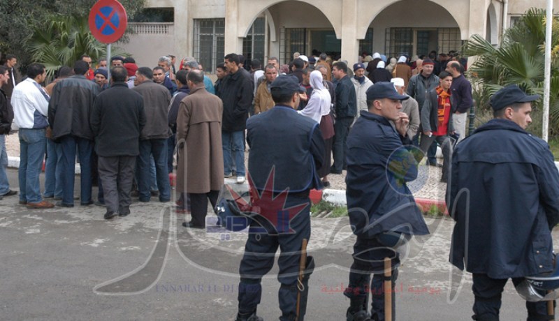 ‬شخصا‮ ‬يهدّدون بحرق أنفسهم داخل دائرة زرالدة بعد تسلّمهم شققا من‮ ‬غرفتين‮04