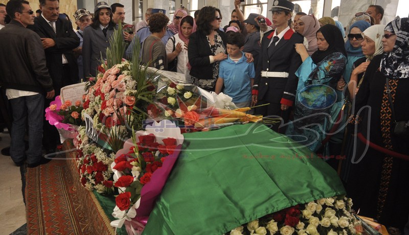 جثمـــان المرحومة وردة الجزائريــة‮ ‬يوارى‮ ‬الثرى بمقبرة العالية