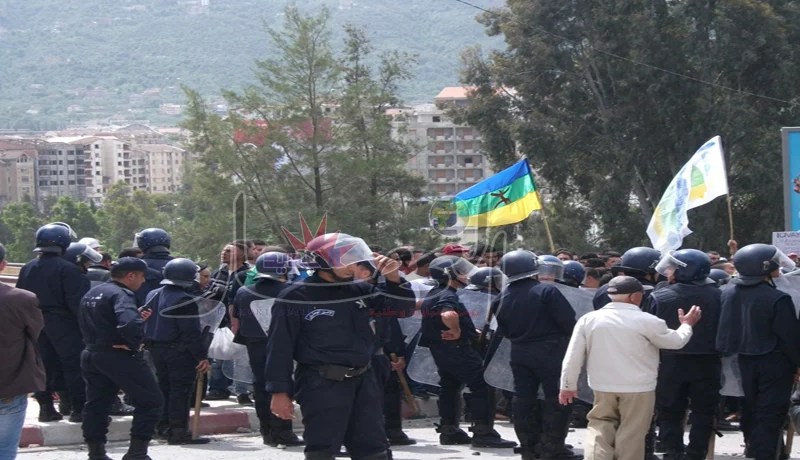 عشرات الجرحى منهم 15 عون أمن وحرق سيارة شرطة في تيزي وزو