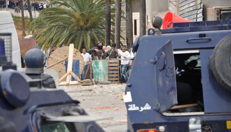 جرحى وتحطيم سيارات في حرب عصابات في باب الوادي