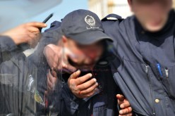 مواطن يكسر فك عميد شرطة طلب منه الكف عن الكلام البذيء في رمضان