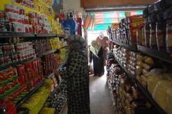 الجزائريون يستهلكون حلويات ومواد غذائية مستوردة تسبب السرطان
