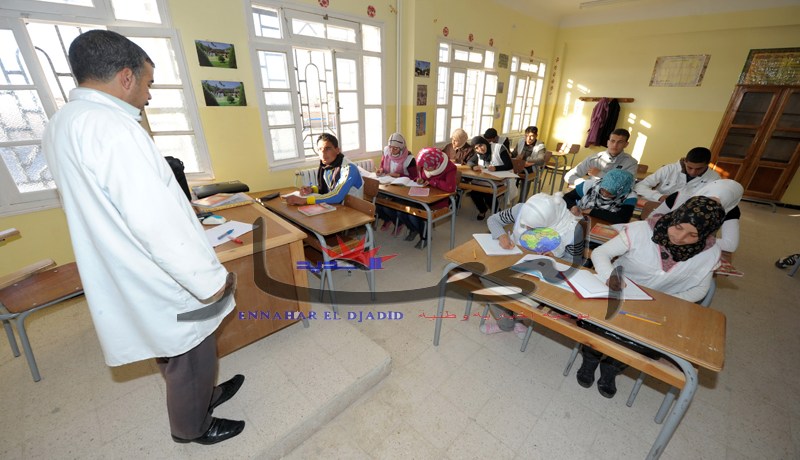 منع التلاميذ والمدرّسين من التخاطب في القسم بغير العربيـة
