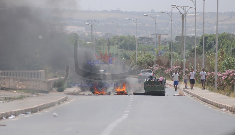 مواطنون‮ ‬يحتجّون على البطالة والسّكن ويقطعون الطريق بأحمر العين في‮ ‬تيبازة