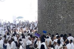 الحجاح يرمون الجمرات أول أيام التشريق