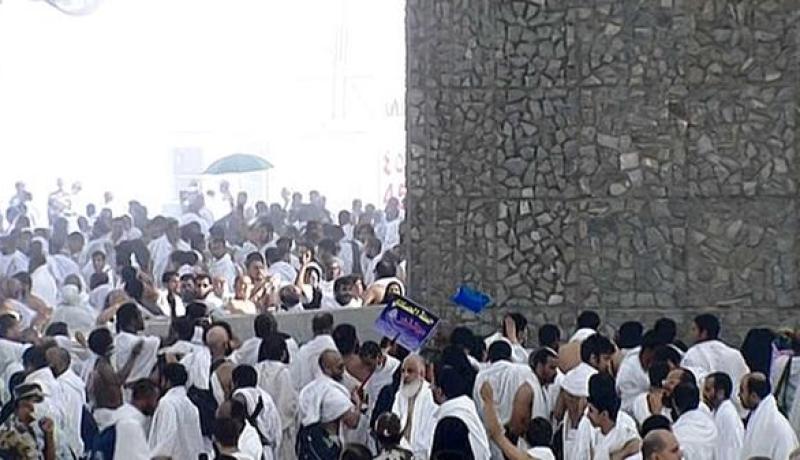 الحجاح يرمون الجمرات أول أيام التشريق