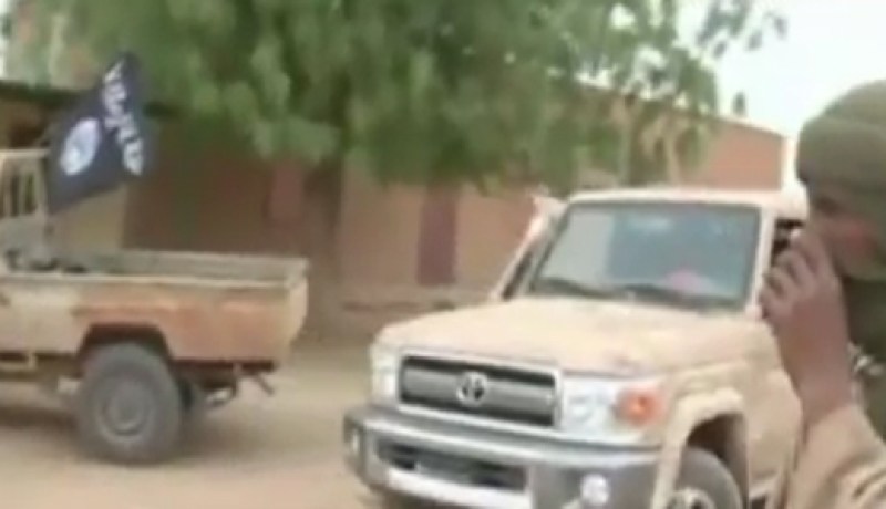 ‬ ‮'' ‬خاطفو الدبلوماسيين الجزائريين هددوا بتفجير القنصلية إن تدخل الأزواد‮''