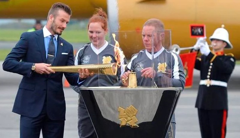انطلاق مسيرة الشعلة الاولمبية في الأراضي البريطانية