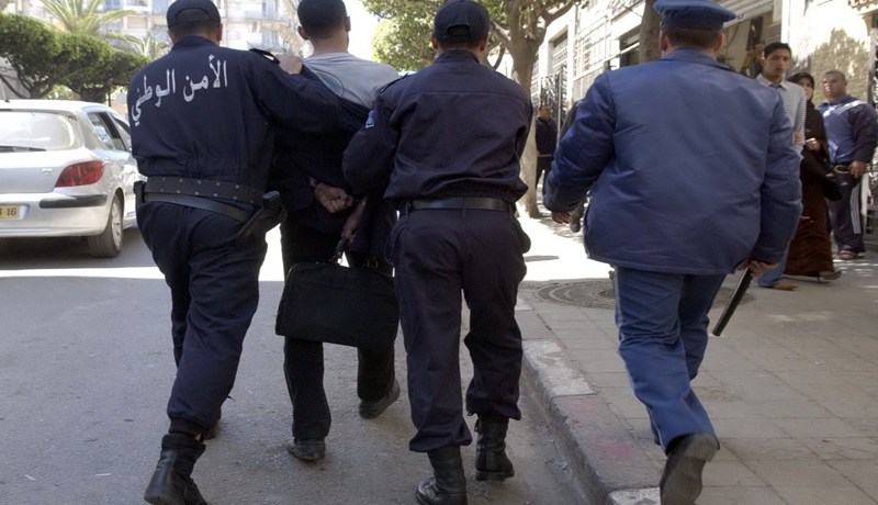 عصابة تفرغ منزلا من محتوياته وتخفيها داخل مقبرة في وهران