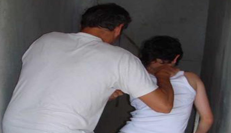 أم تقتل ابنها بالماء الساخن لتتفرغ لعشيقها وأب يعذب ابنه ثم يخيط جروحه داخل المنزل