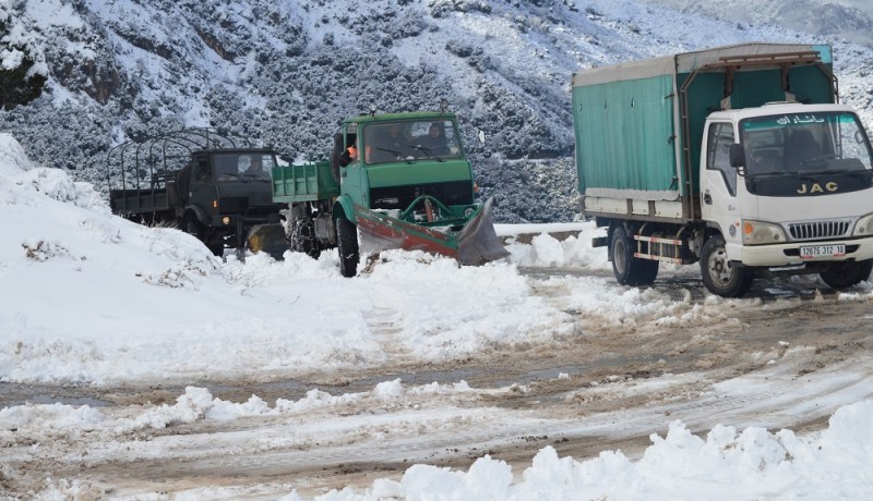 بالصور ..الجيش يفك الحصار عن قرى وطرقات تيزي وزو