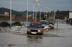 انهيار المنازل وشلل في حركة المرور ومؤسسات تغمرها المياه بسبب الأمطار