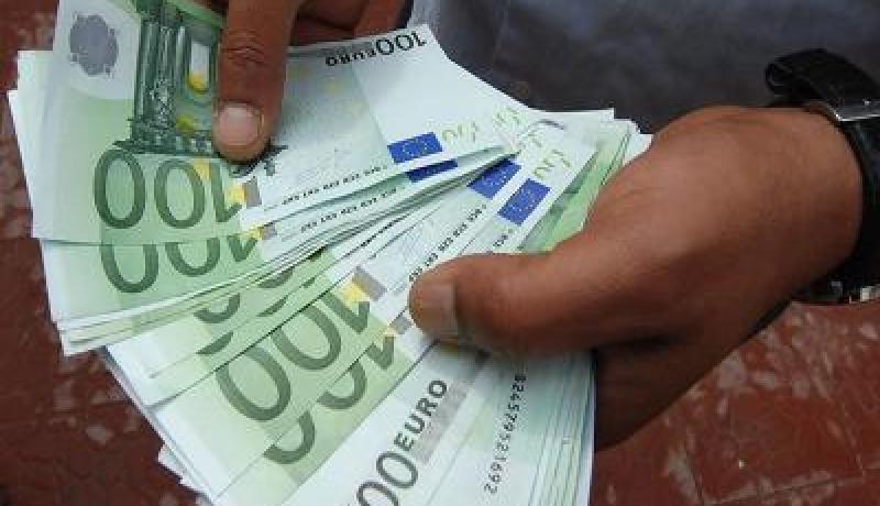 الجمارك تحجز 300 ألف أورو بمطار هواري بومدين أخفاها في ملابسه بمطار هواري بومدين