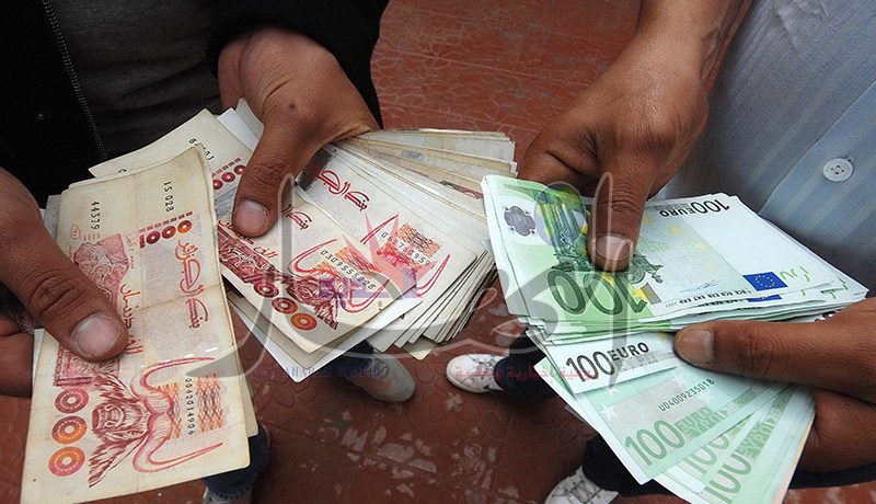 أسعار الأورو والدولار تلتهب بعد 24 ساعة من مداهمة السكوار