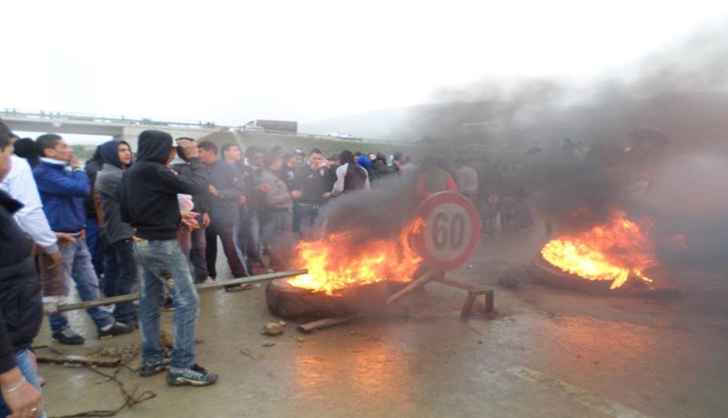15 جريحا بعد مواجهات بين الدرك ومحتجين أغلقوا الطريق السيار في قسنطينة