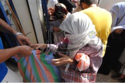 مواطنون يقتحمون مركز تخزين ويستولون على 300 قفة رمضان في الوادي