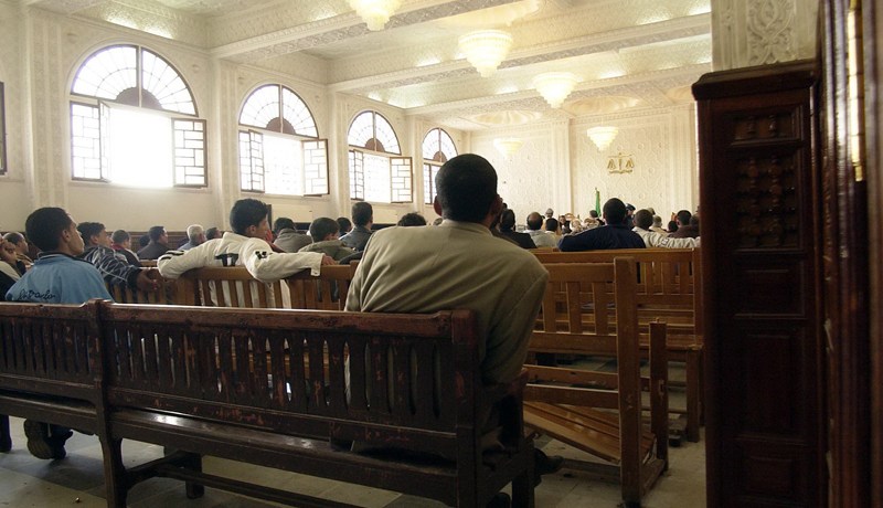 محضر قضائي ينفّذ قرار طرد خاطئ بالاستعانة بـ«بلطجية» في الشراڤة