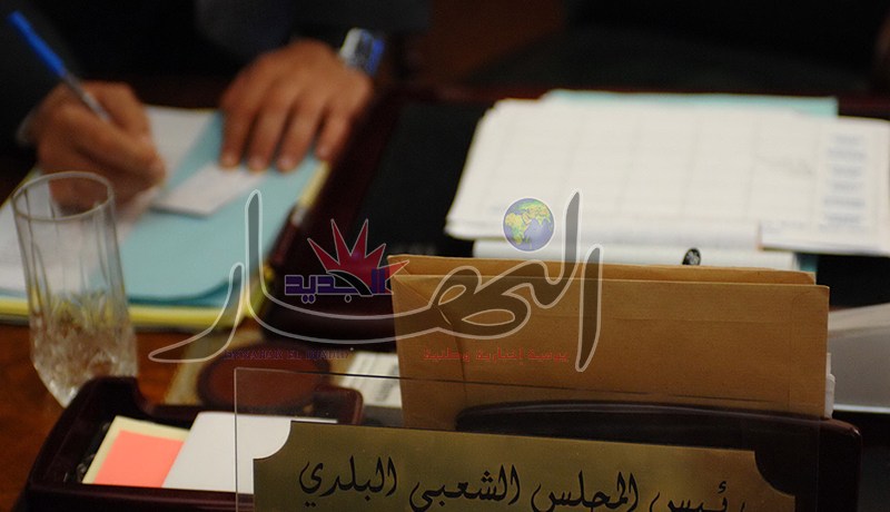 نائب رئيس بلدية يكسر أنف وأسنان موظّف بنطحة على طريقة زيدان في سوق أهراس