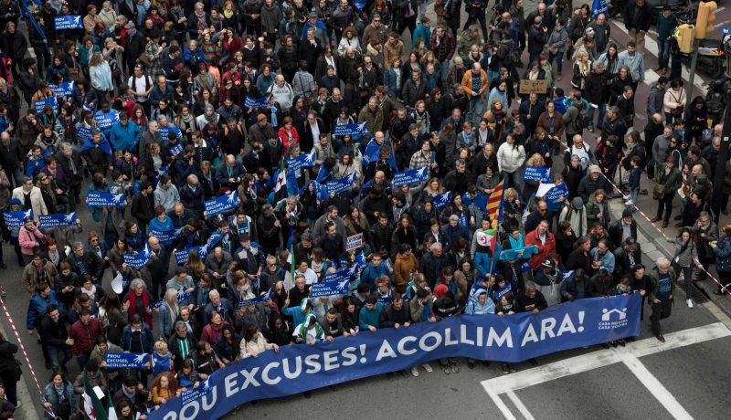 160 ألف شخص في مسيرة ببرشلونة لمطالبة الحكومة بالترحيب باللاجئين